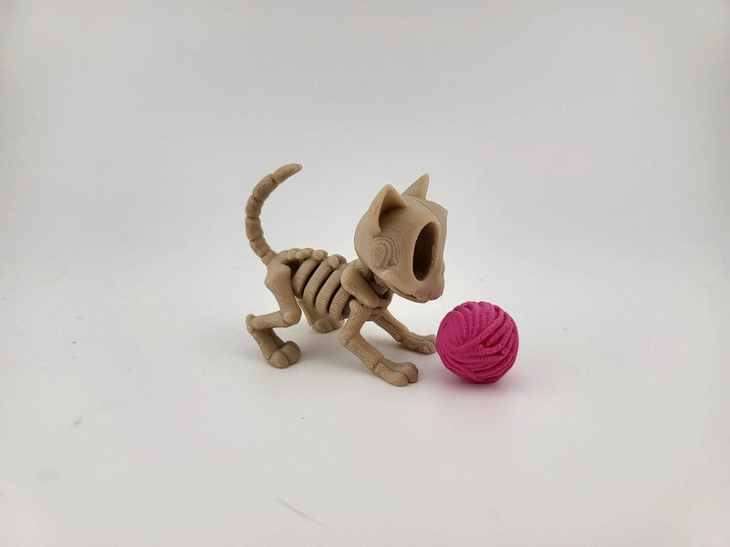 Gattino scheletrico con gomitolo rosa – Halloween Edition