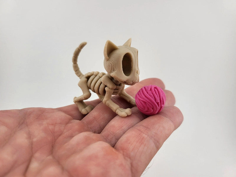 Gattino scheletrico con gomitolo rosa – Halloween Edition