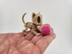 Gattino scheletrico con gomitolo rosa – Halloween Edition