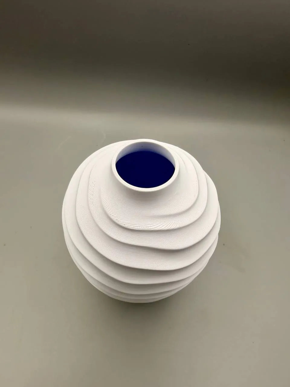 Waves – Vaso scultoreo dal design moderno e organico