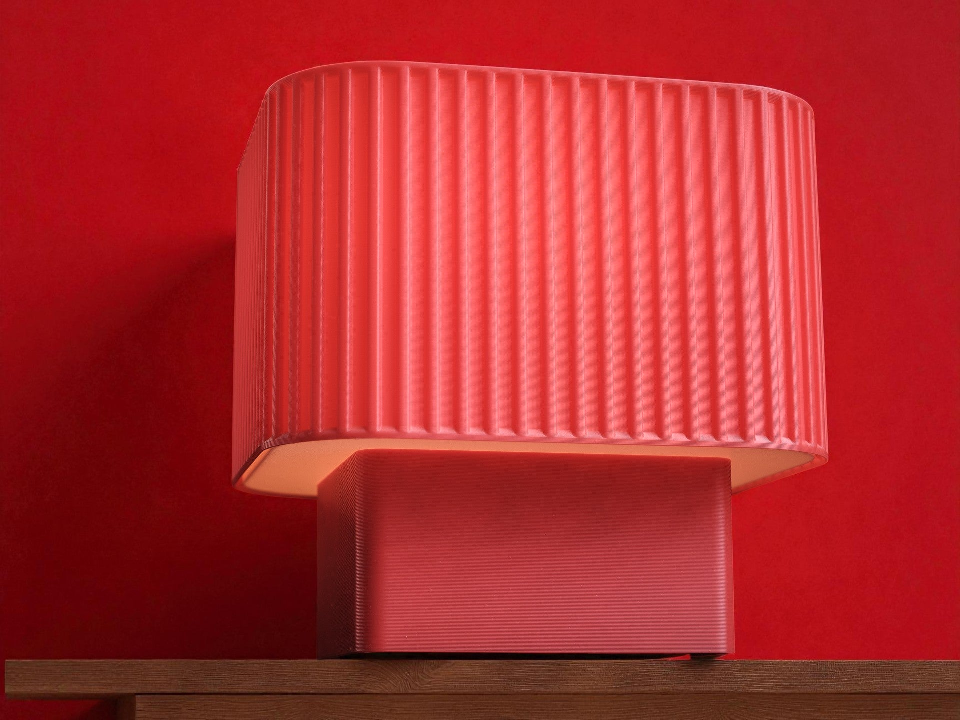 Lampada LED moderna con paralume translucido