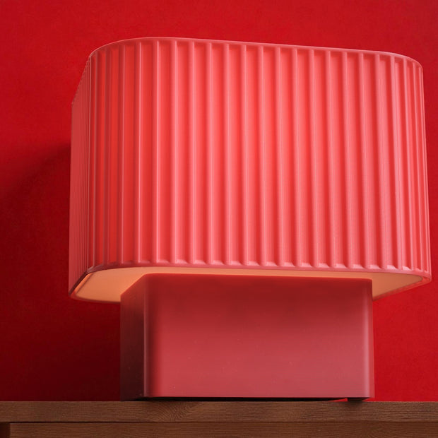 Lampada LED moderna con paralume translucido