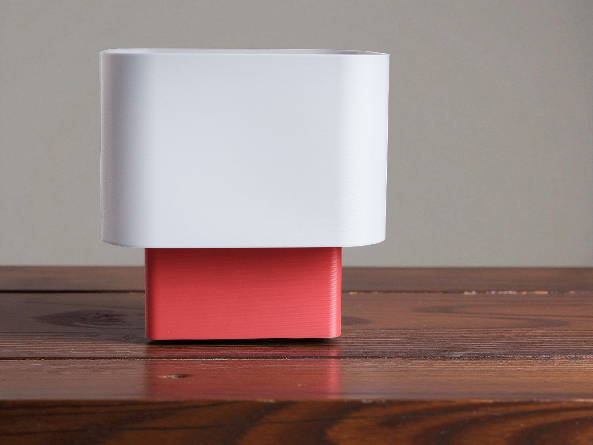 Lampada LED moderna con paralume translucido