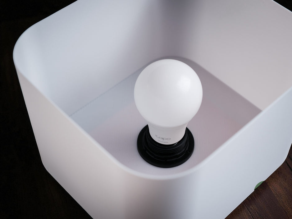 Lampada LED moderna con paralume translucido