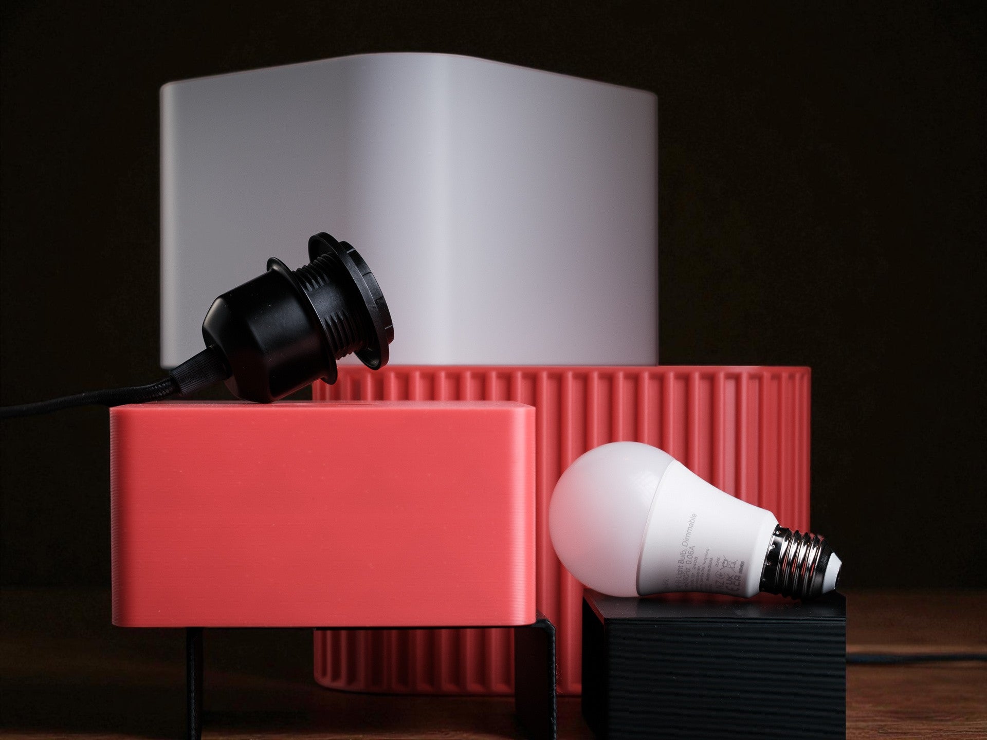 Lampada LED moderna con paralume translucido