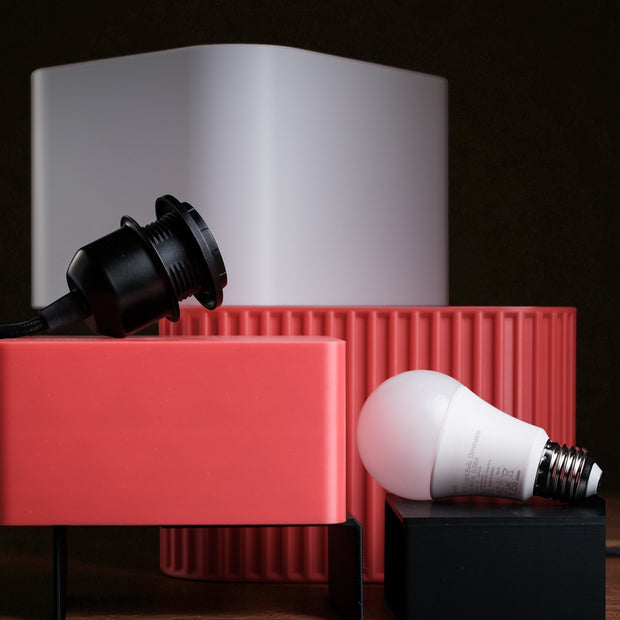 Lampada LED moderna con paralume translucido