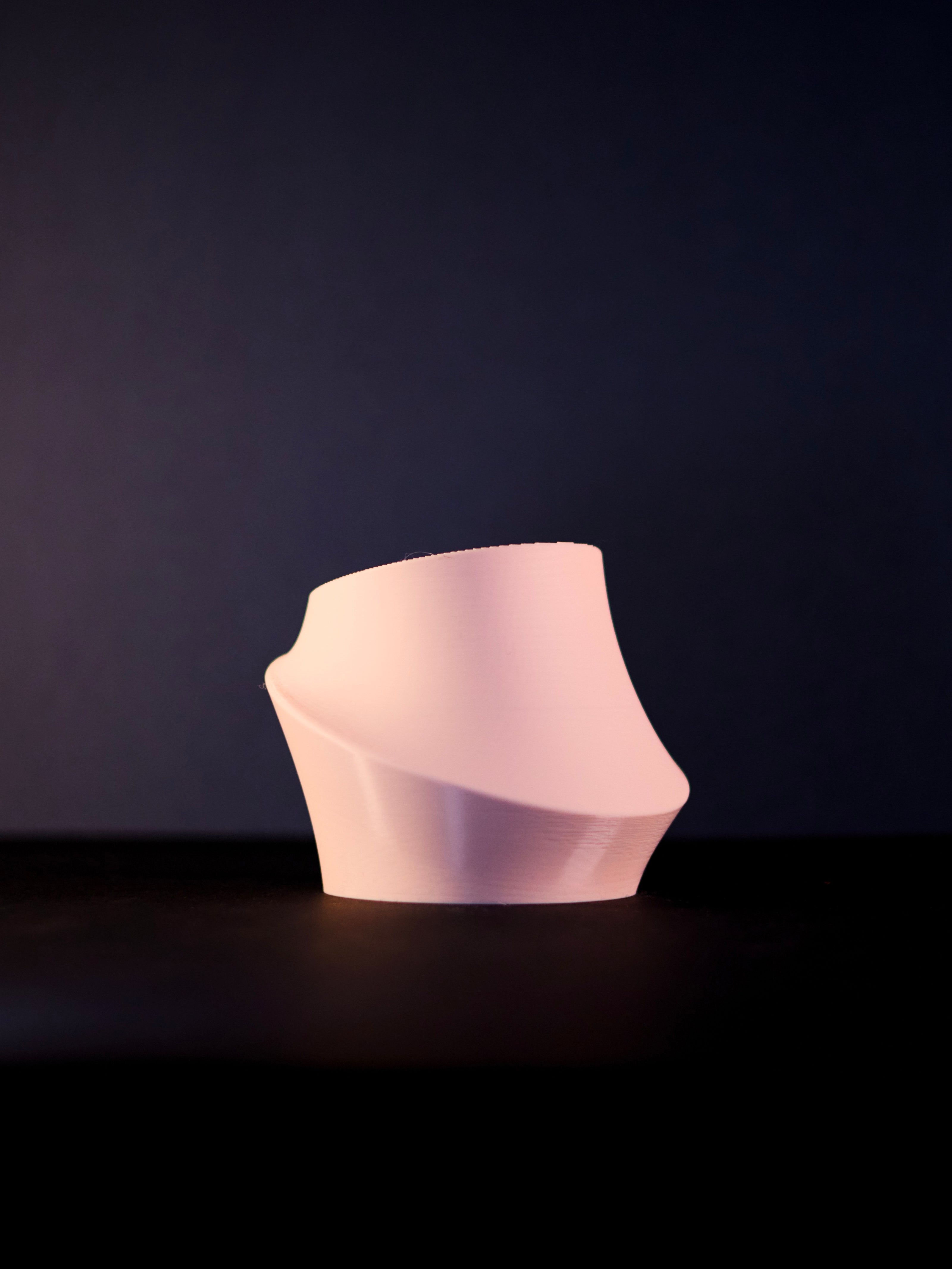 Vaso decorativo moderno dal design geometrico intrecciato