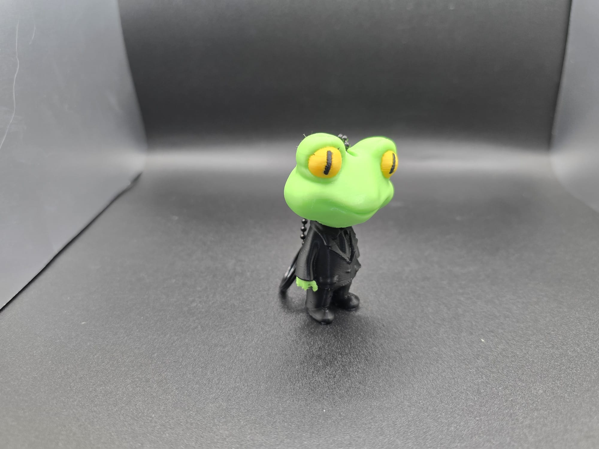 Portachiavi rana in giacca nera