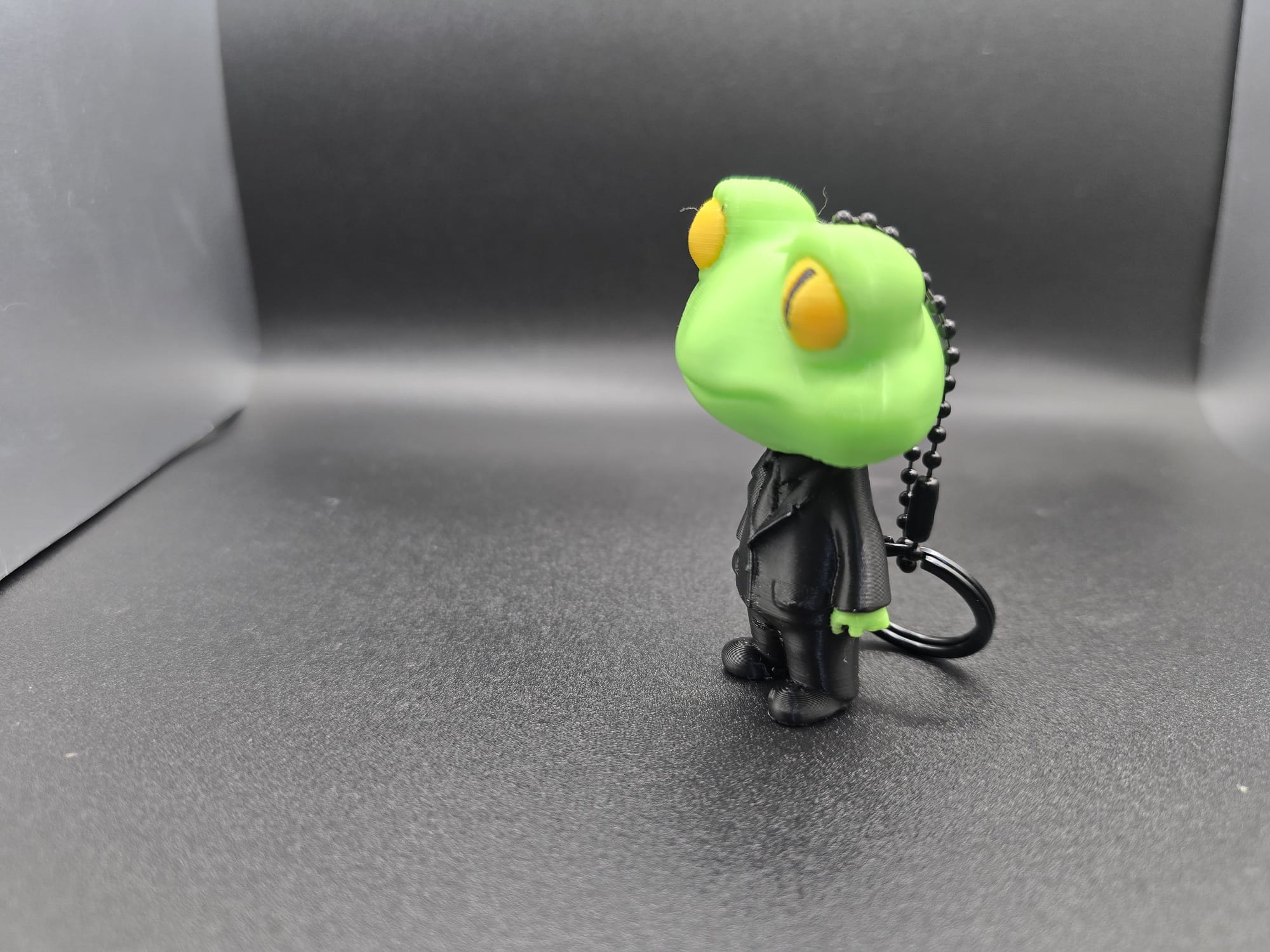 Portachiavi rana in giacca nera