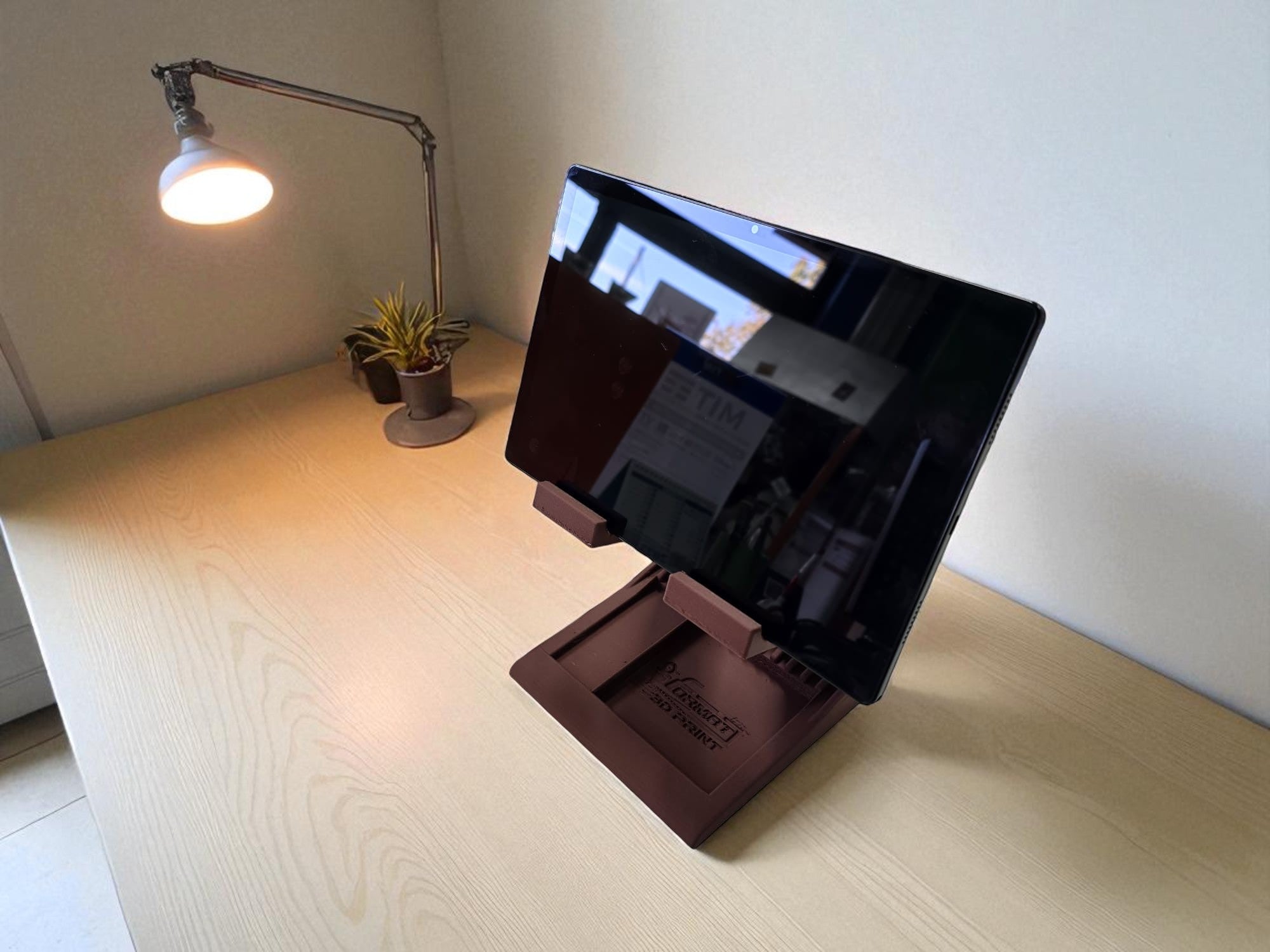 Supporto da tavolo rialsato per tablet effetto legno