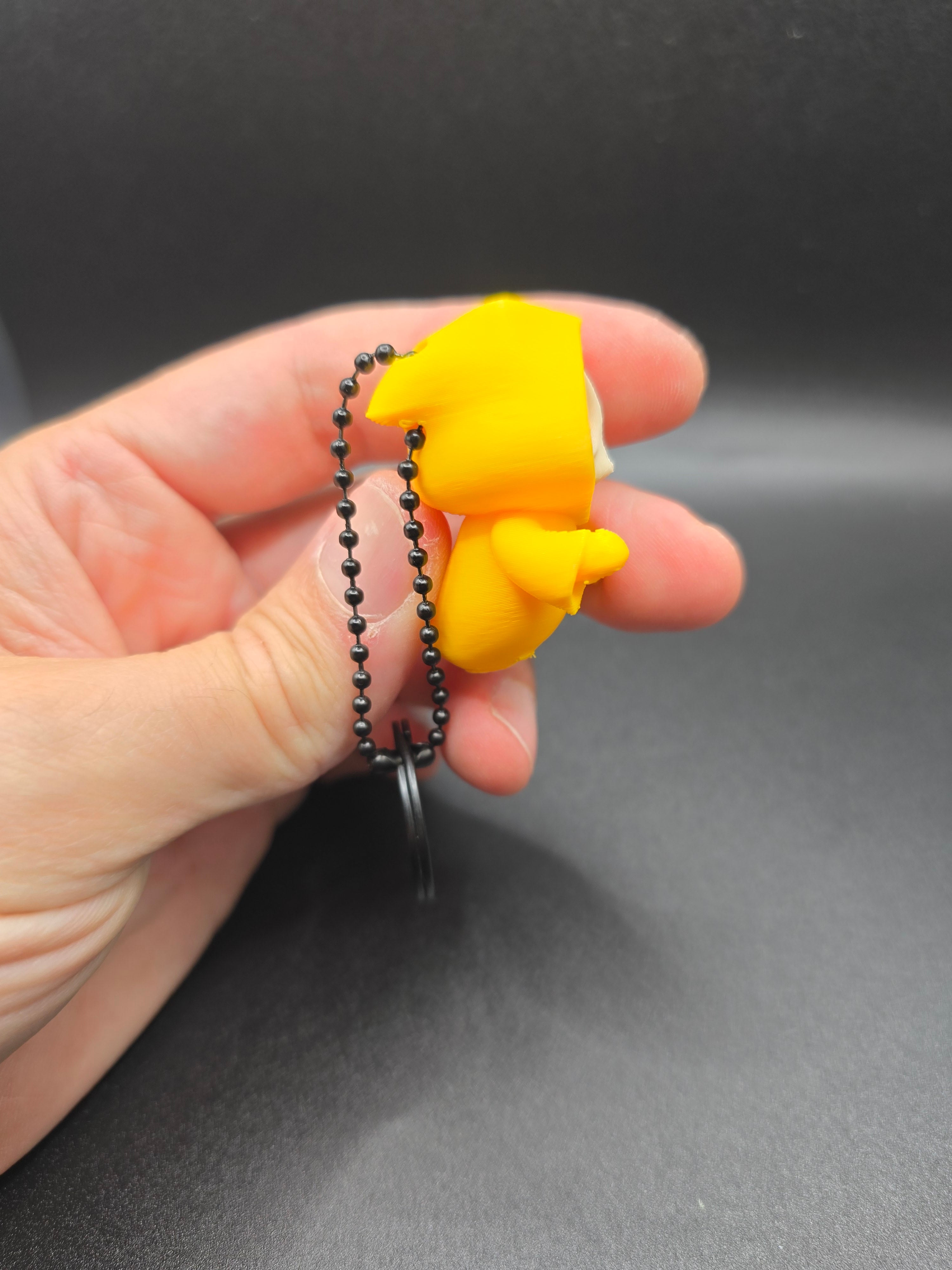 Portachiavi Halloween – Mini scheletro con cappuccio giallo