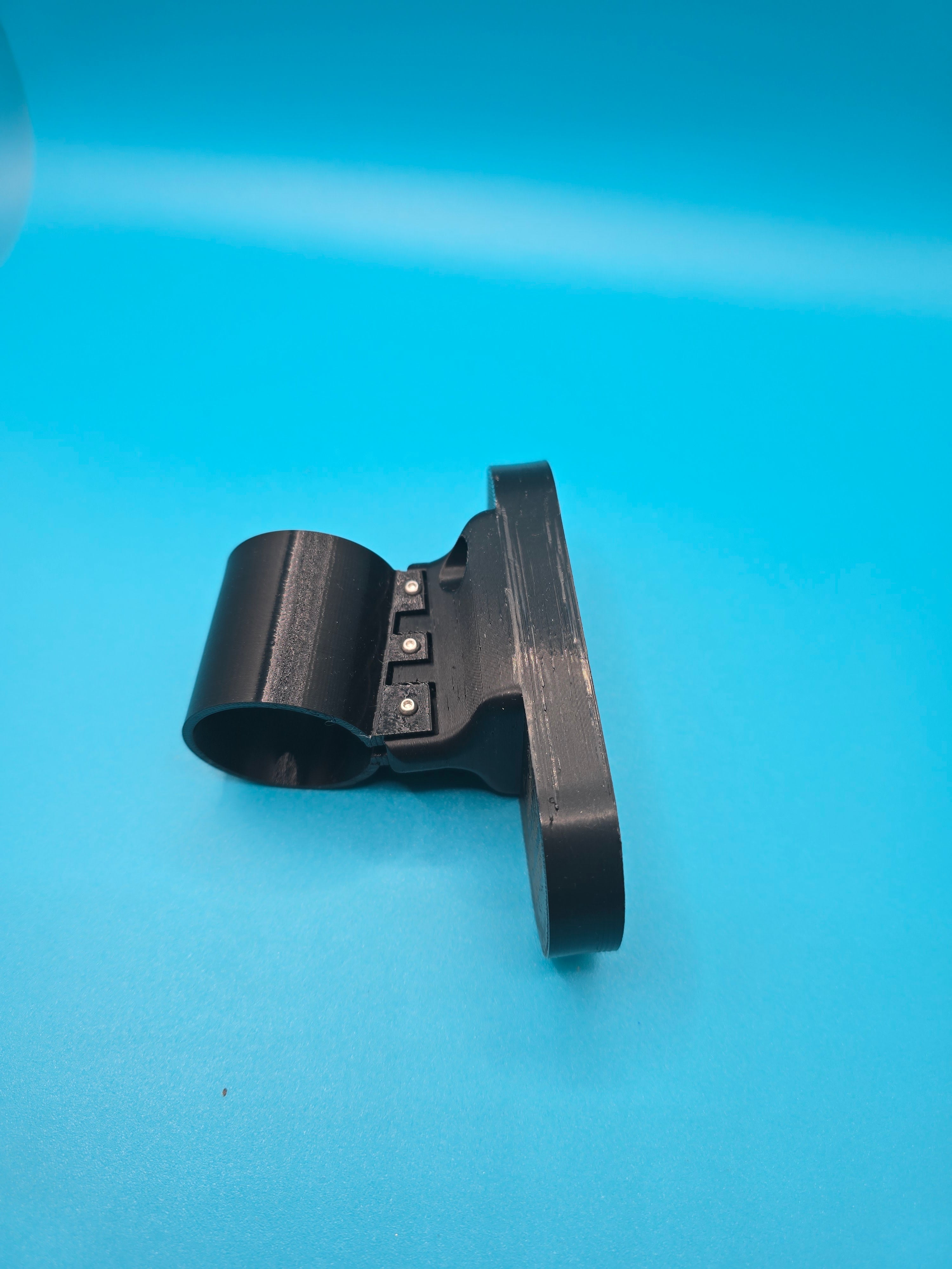 Supporto posteriore per luce radar con vano tracker nascosto – da canotto sella • Stampa 3D in ASA