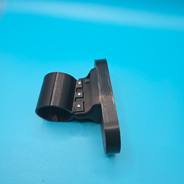 Supporto posteriore per luce radar con vano tracker nascosto – da canotto sella • Stampa 3D in ASA