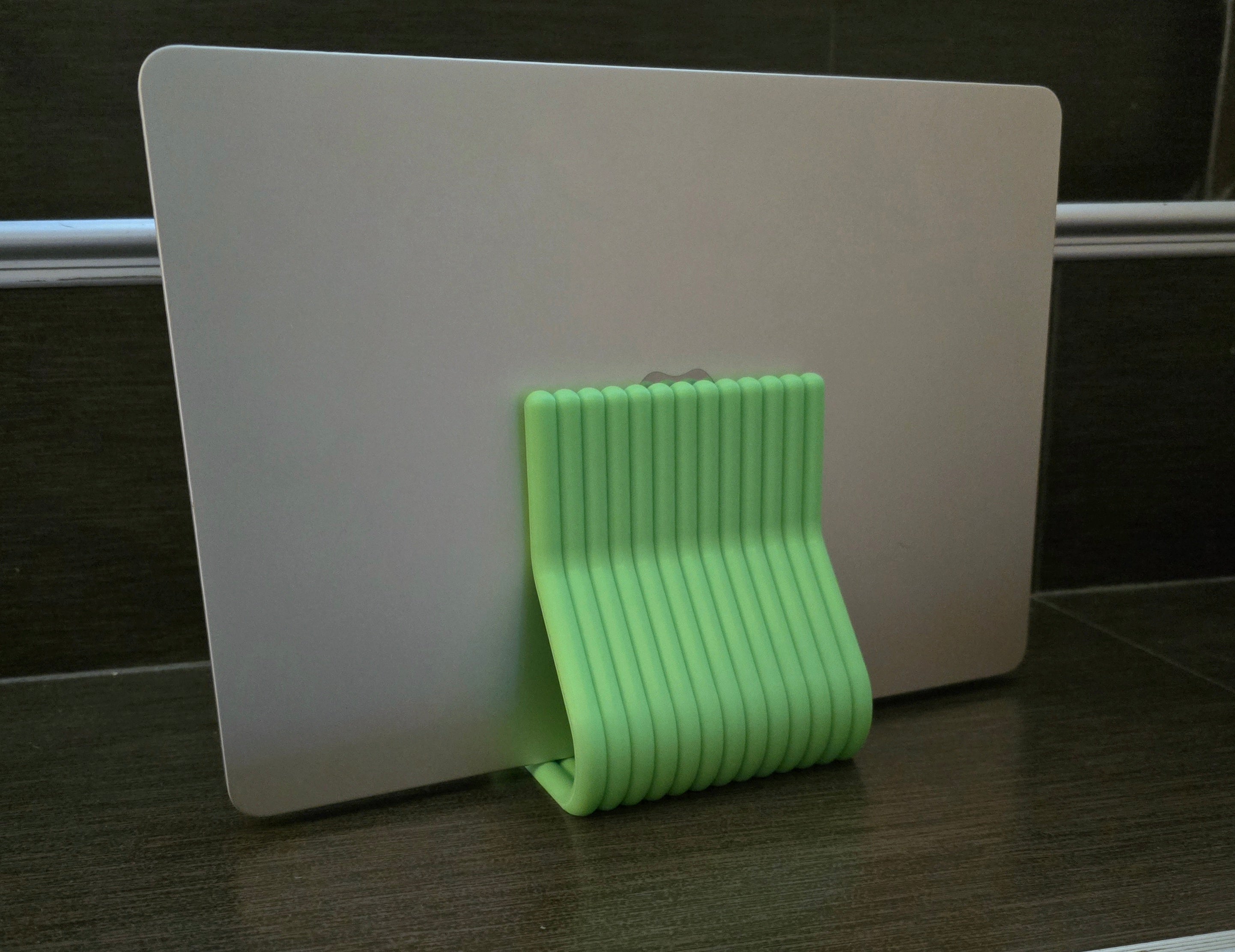 Stand verticale elegante per MacBook M1/M2