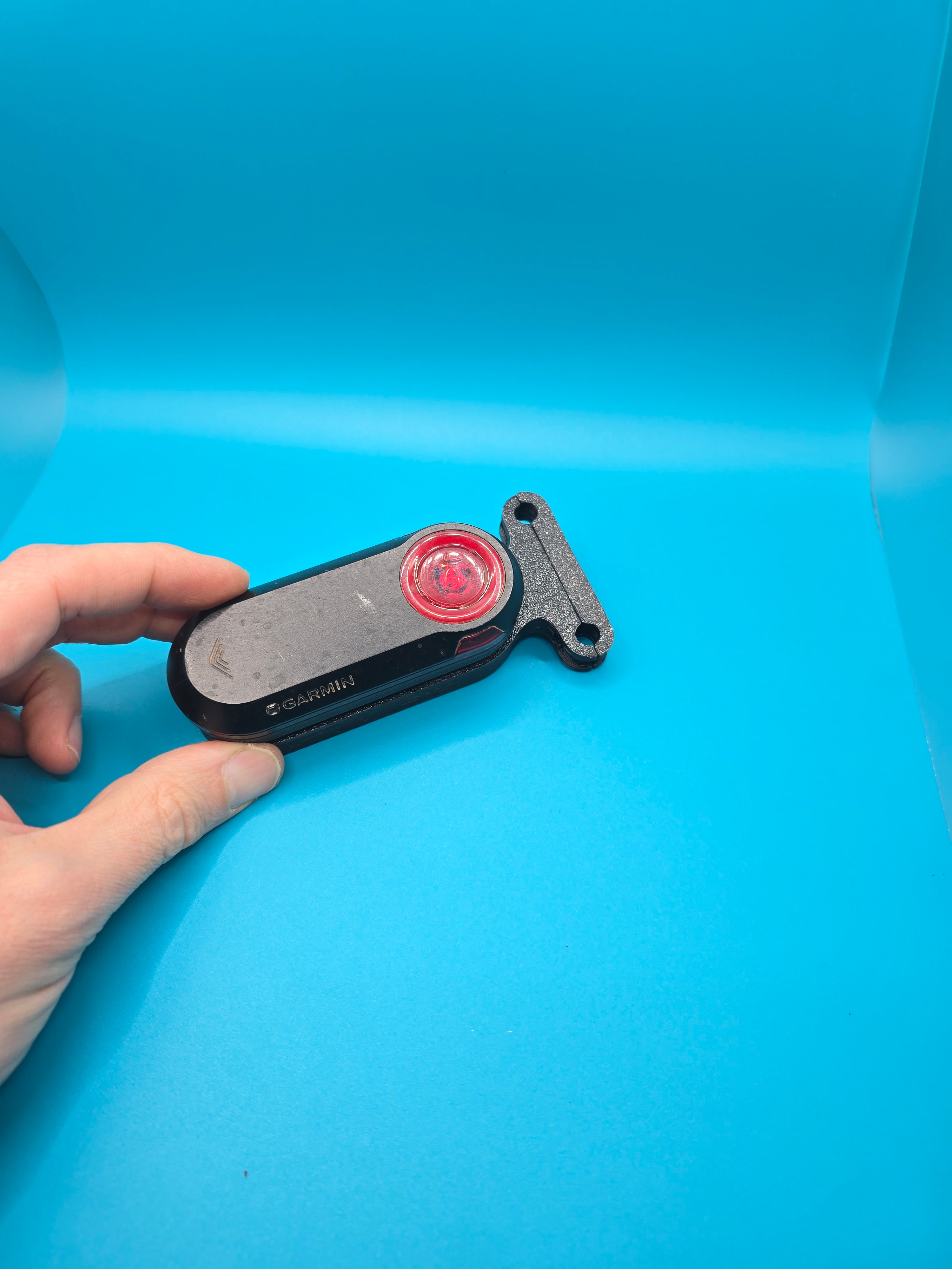 Supporto posteriore per luce radar con vano tracker nascosto – Compatibile sella bici • Stampa 3D in ASA