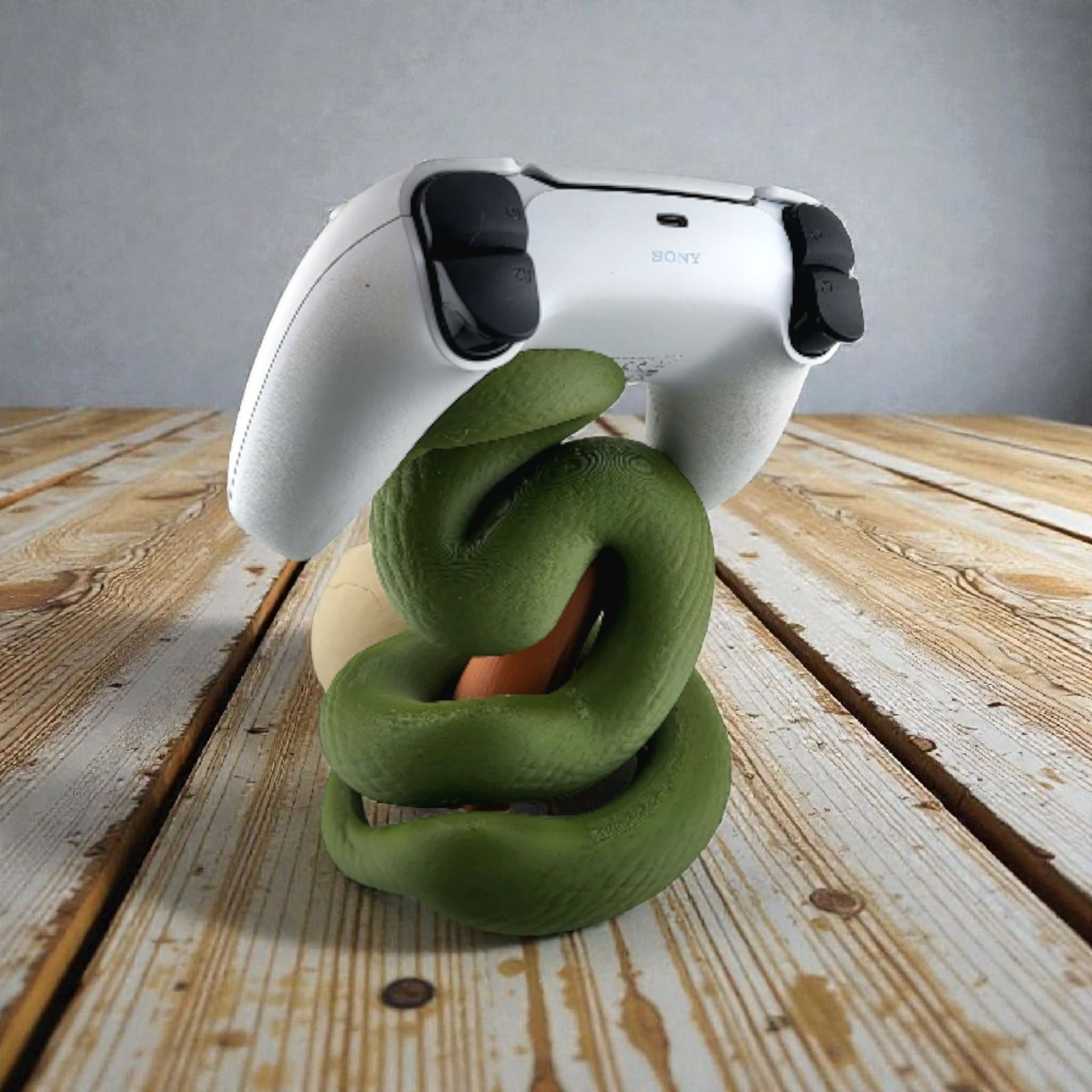 Supporto decorativo a tema serpente – Portacontroller da scriva