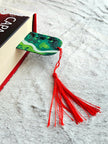 Segnalibro con paesaggio verde e cordoncino rosso