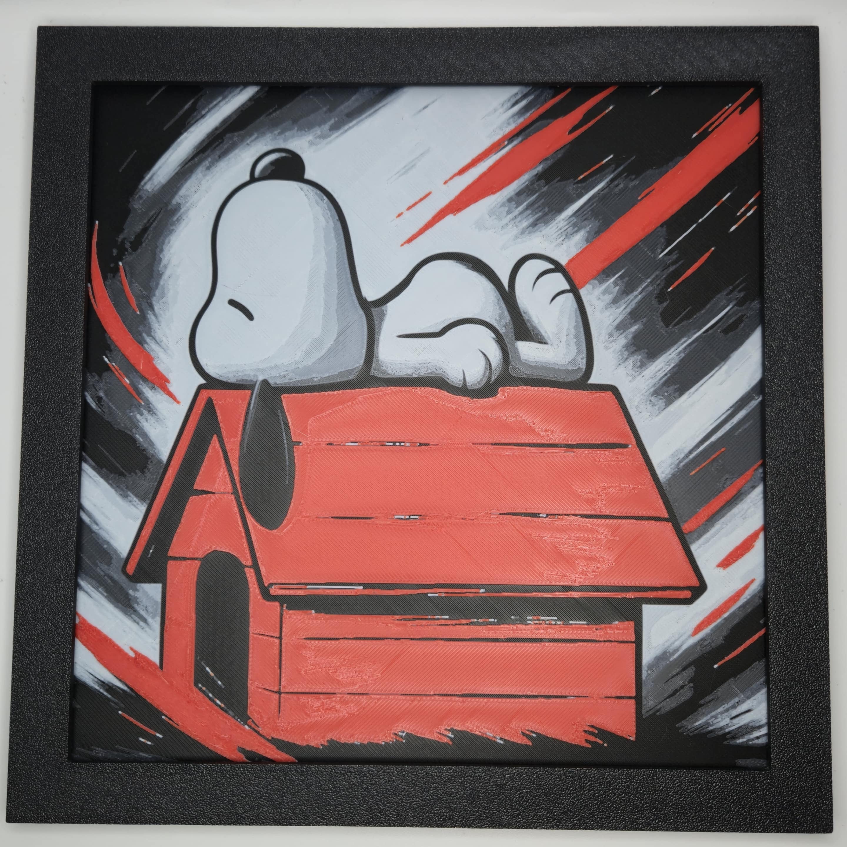 Quadro 3D Snoopy sulla cuccia – Arte multistrato con cornice nera