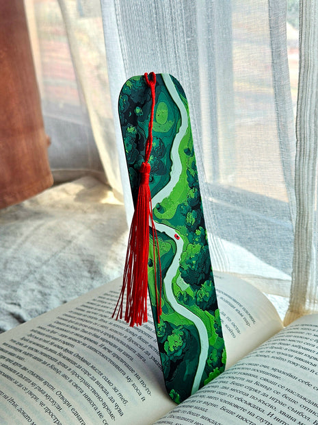 Segnalibro con paesaggio verde e cordoncino rosso