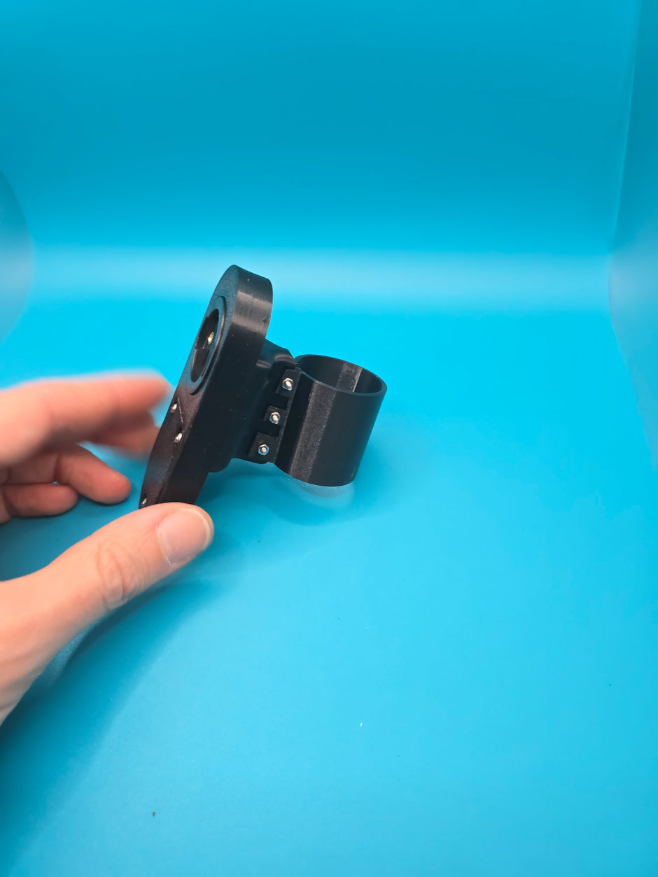 Supporto posteriore per luce radar con vano tracker nascosto – da canotto sella • Stampa 3D in ASA