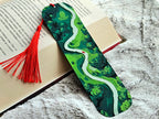 Segnalibro con paesaggio verde e cordoncino rosso