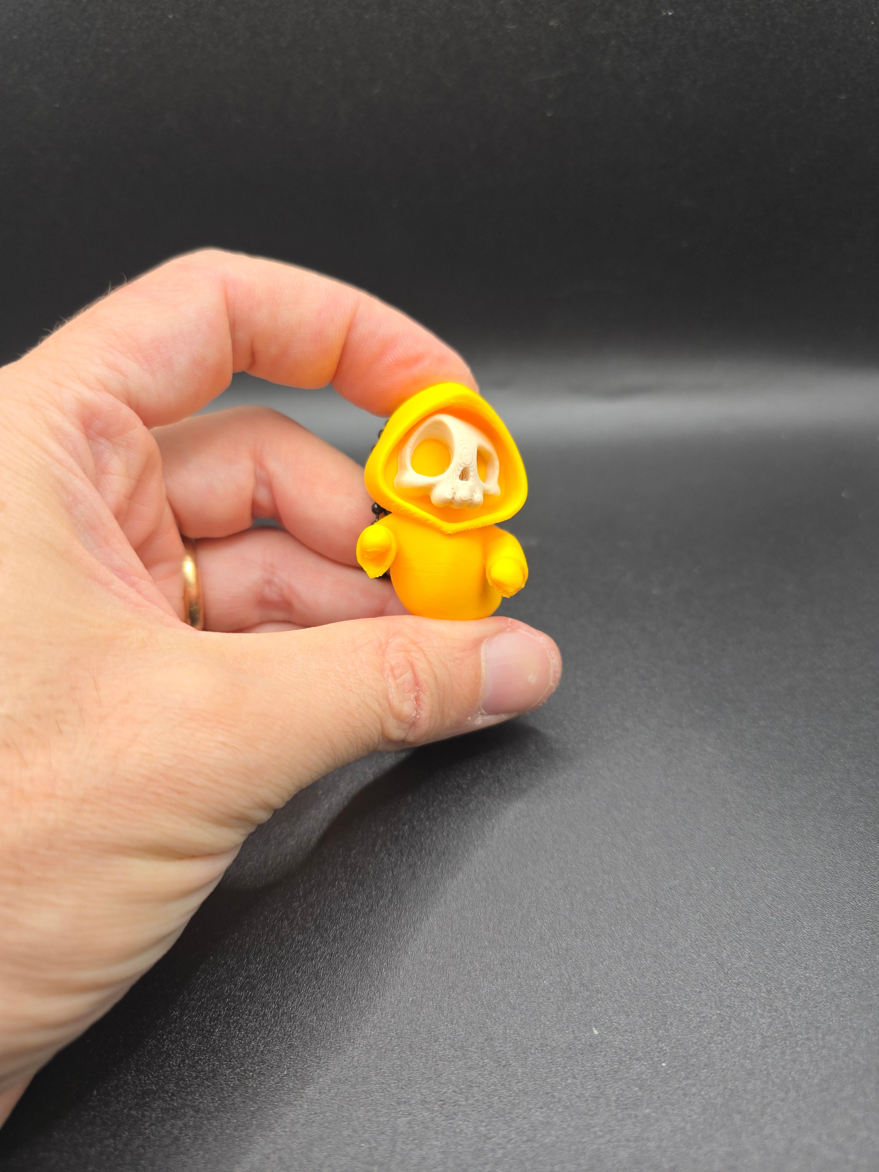 Portachiavi Halloween – Mini scheletro con cappuccio giallo