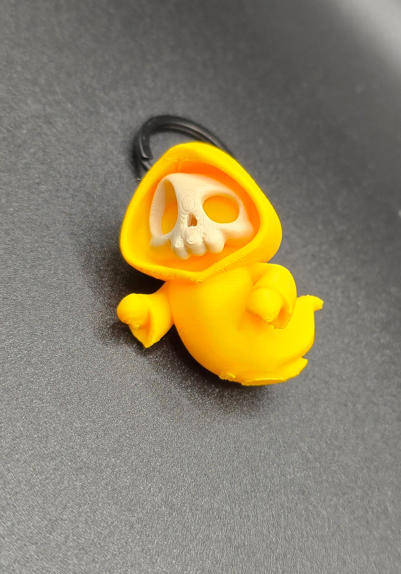 Portachiavi Halloween – Mini scheletro con cappuccio giallo