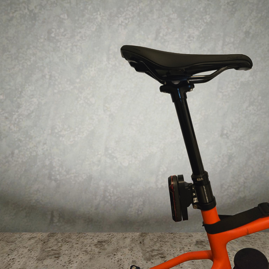 Supporto posteriore per luce radar con vano tracker nascosto – da canotto sella • Stampa 3D in ASA